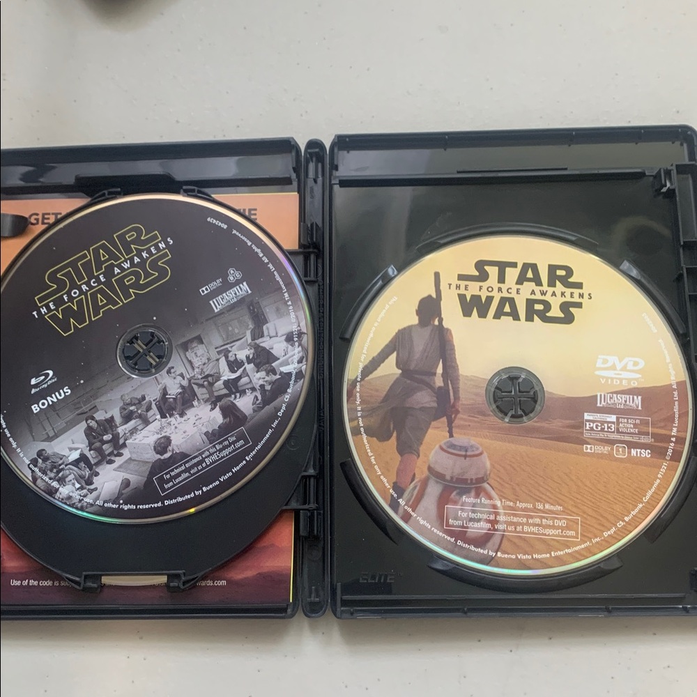 Star Wars Blu-ray and DVD Set - The Force Awakens and Attack Of The Clones - Picture 4 of 6
